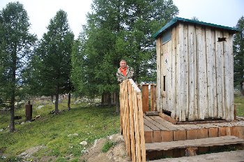 Монументальный туалет. В двери проделана большая дырка для наблюдения за долиной во время процесса.